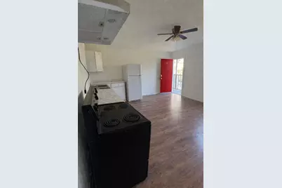 211 W Washington Street #4, Seguin, TX 78155 - Photo 2