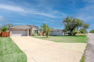 303 W Browning St, Manor, TX 78653 - Photo 6