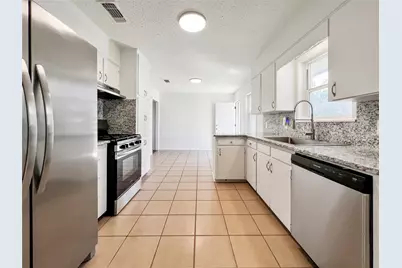 803 W 25th Street, Cameron, TX 76520 - Photo 6