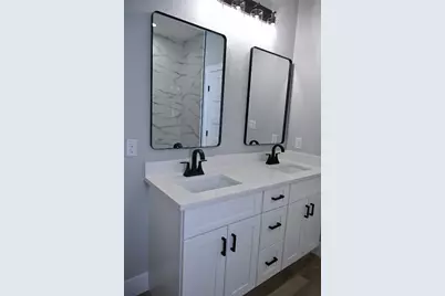 516 N Hackberry Avenue, Luling, TX 78648 - Photo 10