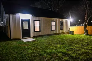 516 N Hackberry Ave, Luling, TX 78648 - Photo 22