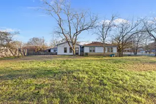 631 S Harris St, Giddings, TX 78942 - Photo 6