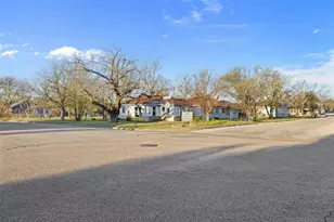 631 S Harris St, Giddings, TX 78942 - Photo 8