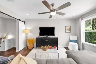 1809 W 10th St, Austin, TX 78703 - Photo 2