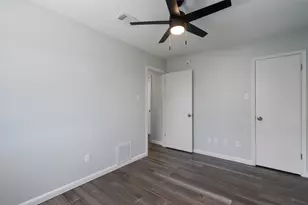 6300 Crumley Ln, Austin, TX 78741 - Photo 32