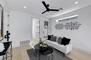 1117 Lawson Ln, Austin, TX 78702 - Photo 10