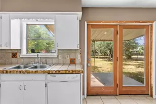 160 Gaeke St, Giddings, TX 78942 - Photo 10