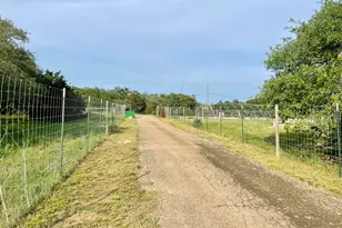 204 E Lakeshore Dr, Dripping Springs, TX 78620 - Photo 4