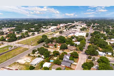116 S Hackberry Avenue, Luling, TX 78648 - Photo 2