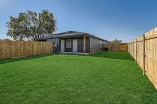 111 Fisher St, Elgin, TX 78621 - Photo 10