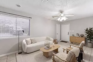 421 W San Antonio St, San Marcos, TX 78666 - Photo 2