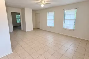 601 Cottonwood St, Lockhart, TX 78644 - Photo 4