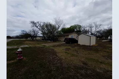 911 Brazos Street, Lockhart, TX 78644 - Photo 2