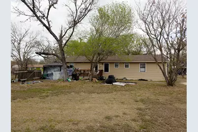 911 Brazos Street, Lockhart, TX 78644 - Photo 4