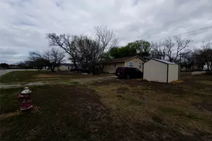911 Brazos St, Lockhart, TX 78644 - Photo 2