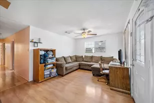 1107 Sturgis St, Taylor, TX 76574 - Photo 4