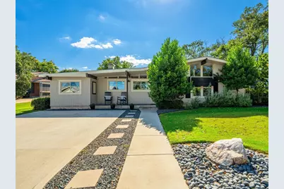 907 W Travis Street, Fredericksburg, TX 78624 - Photo 2