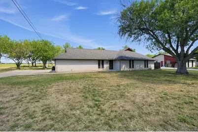 1419 W San Antonio Street, Lockhart, TX 78644 - Photo 2
