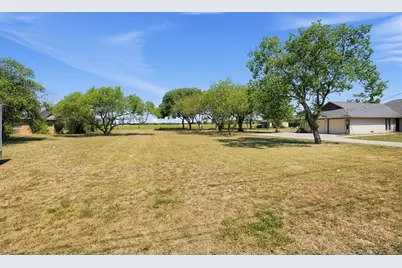 1419 W San Antonio Street, Lockhart, TX 78644 - Photo 4