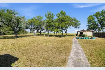 1419 W San Antonio Street, Lockhart, TX 78644 - Photo 24