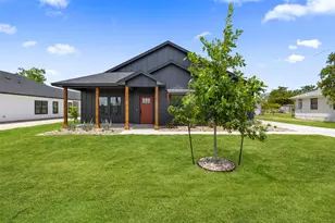 705 Sloan St, Taylor, TX 76574 - Photo 2