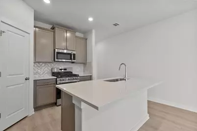 290 Bloomington Loop, Hutto, TX 78634 - Photo 4