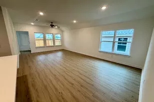 204 Seattle Slew Dr, Jarrell, TX 76537 - Photo 4