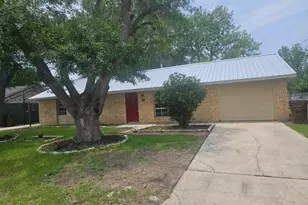 1401 Trinity St, Lockhart, TX 78644 - Photo 2