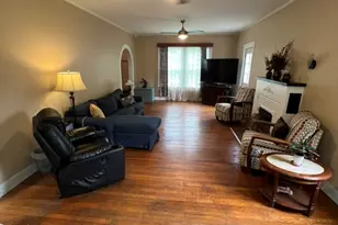 215 W 7th St, Taylor, TX 76574 - Photo 6