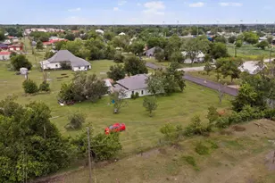 711 E Clark St, Bartlett, TX 76511 - Photo 4