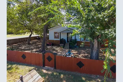 806 E 4th Street, Georgetown, TX 78626 - Photo 8