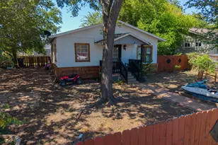 806 E 4th St, Georgetown, TX 78626 - Photo 2