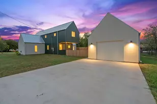 420 S Brazos St, Lockhart, TX 78644 - Photo 4