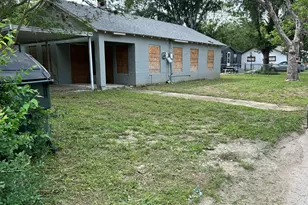 222 N Vaughan Ave, Seguin, TX 78155 - Photo 2