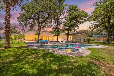306 Kerry Lane, Floresville, TX 78114 - Photo 32