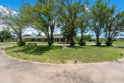 3345 E Austin Street, Giddings, TX 78942 - Photo 2