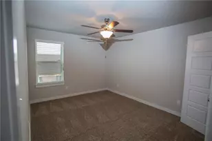 137 Lakeview Ct, Kyle, TX 78640 - Photo 10