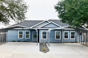 810 E Baxter Street E, Seguin, TX 78155 - Photo 1