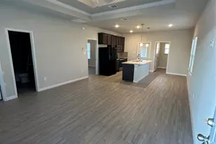 810 E Baxter Street E, Seguin, TX 78155 - Photo 4