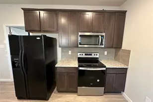 810 E Baxter Street E, Seguin, TX 78155 - Photo 6