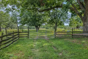 2005 W Grand Ave, Yoakum, TX 77995 - Photo 4