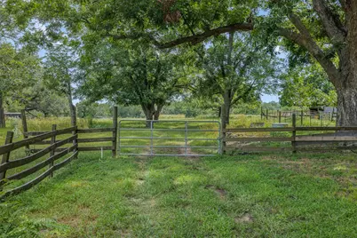 2005 W Grand Avenue, Yoakum, TX 77995 - Photo 4