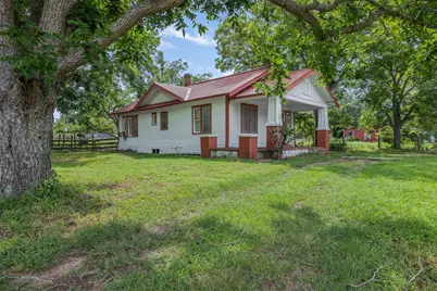 2005 W Grand Avenue, Yoakum, TX 77995 - Photo 2