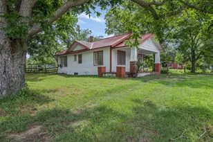 2005 W Grand Ave, Yoakum, TX 77995 - Photo 2