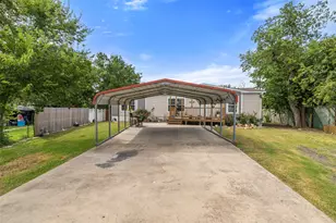418 Lenora Dr, Taylor, TX 76574 - Photo 2