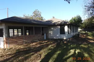 2510 Meadow Ln, Taylor, TX 76574 - Photo 1