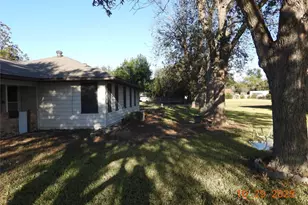 2510 Meadow Ln, Taylor, TX 76574 - Photo 2