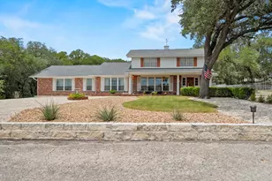 699 Floral Ave, New Braunfels, TX 78130 - Photo 2