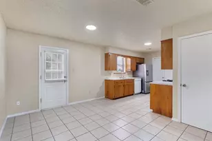 2805 Davis St, Taylor, TX 76574 - Photo 4