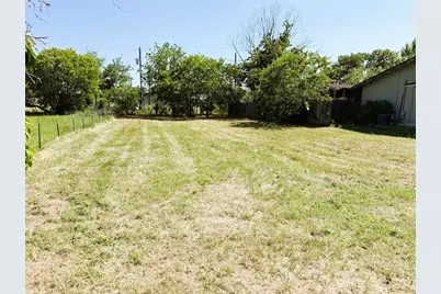 104 W Burton Street, Manor, TX 78653 - Photo 2